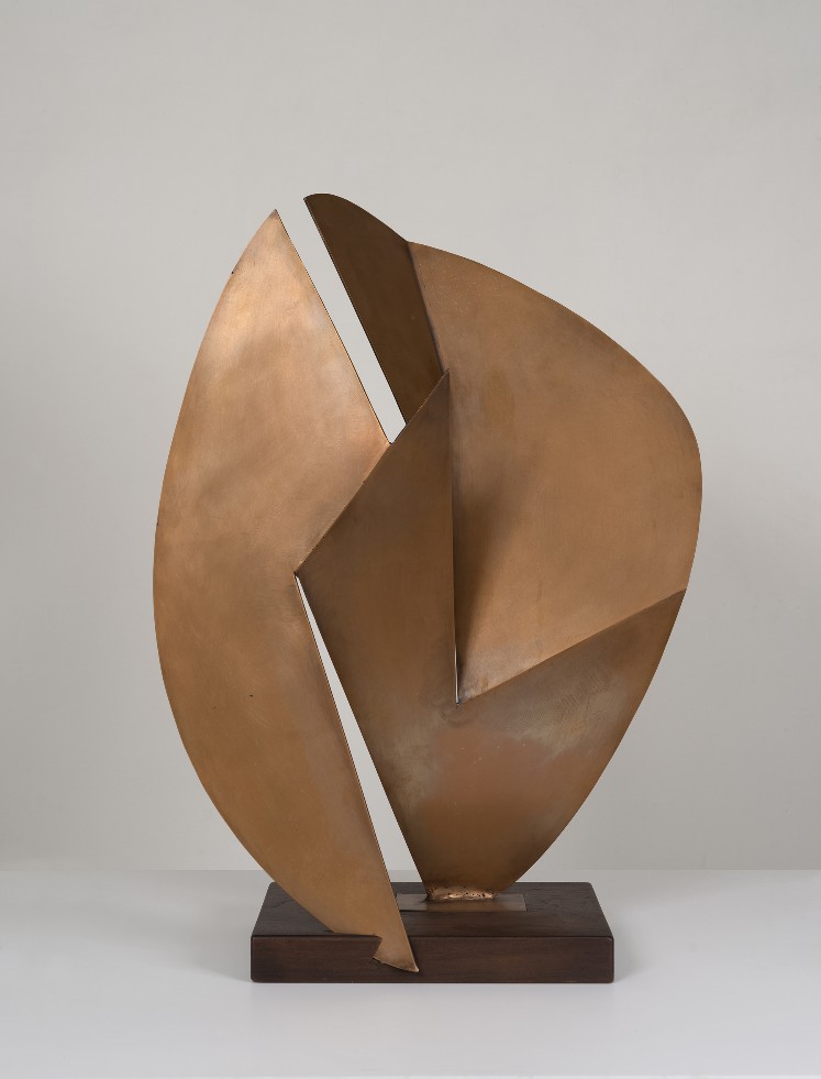 Angelo Bozzola, Funzione-sviluppo di forma concreta, 1956, bronzo con base in legno, cm 51,5x29x71,5
