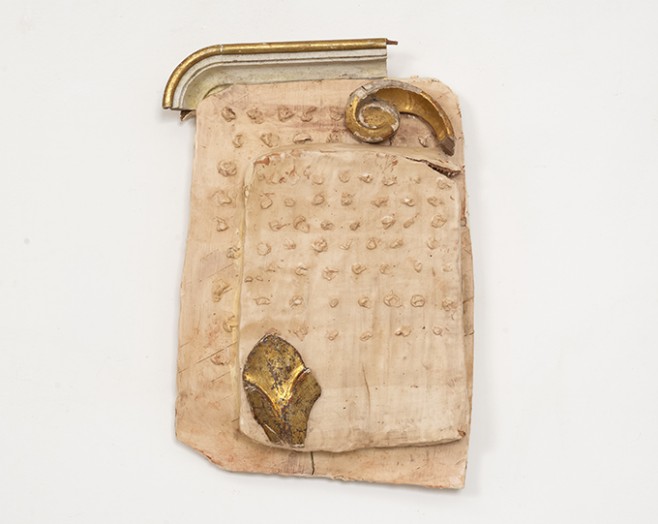 Mirco Marchelli, Bella cera, 2023, ceramica, legno e foglia d’oro, cm 50x33x10