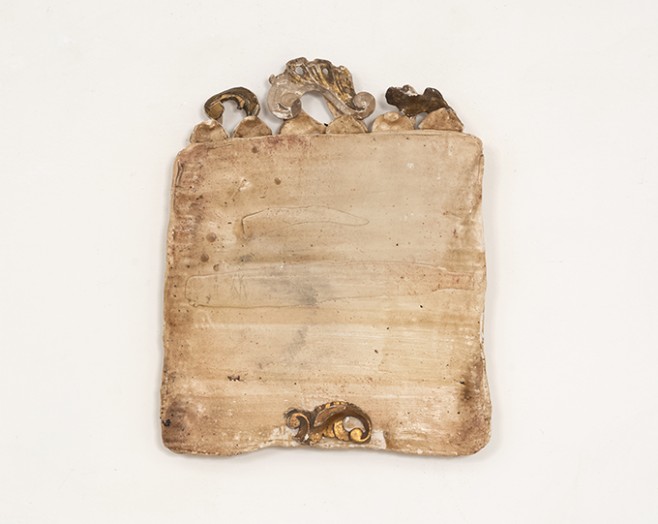 Mirco Marchelli, Di luce naturale, 2023, ceramica, legno e foglia d’oro, cm 40x34x6
